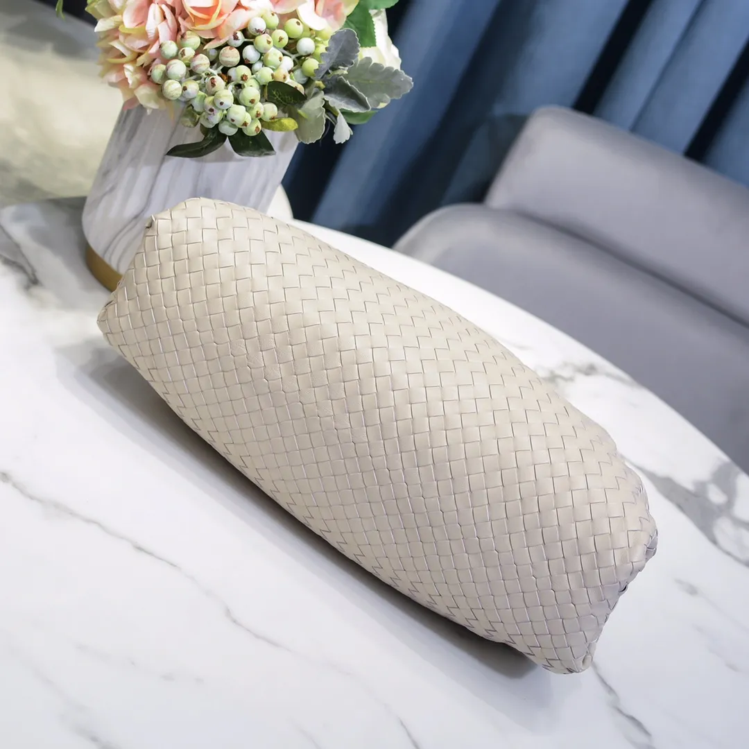 Real shot🔥🔥The counterattack of the popular Bottega Veneta started with this series of cloud bags, which went viral in the fashion circle and started a craze! Out of stock, out of stock, out of stock... One piece is hard to find, super hard to buy, regardless of age, season, or occasion. Very classy. Really, if you carry this on the road, it will turn heads! This is also the reason why this series is so expensive. Large size: 38*20*8.5cm [Big Cloud Weaving]